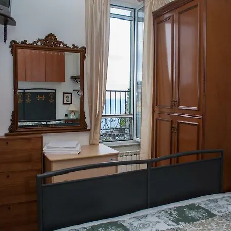 Sea View Garden Apartment *